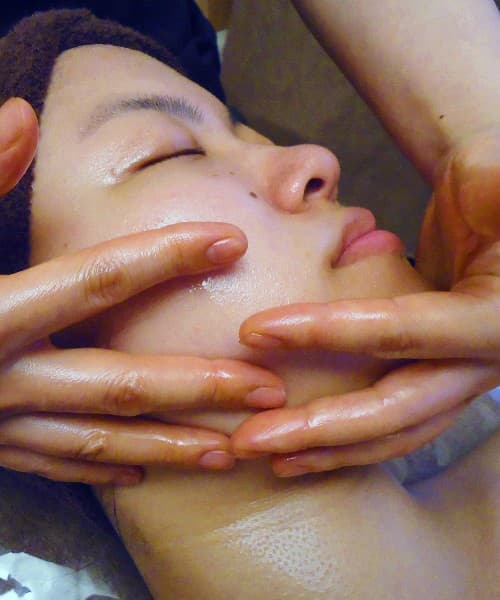 エステの施術を受ける